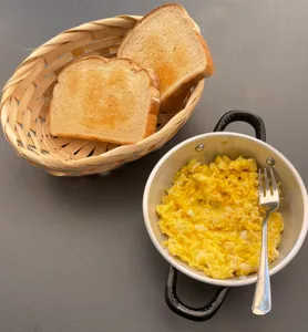 Tostadas con huevo revuelto