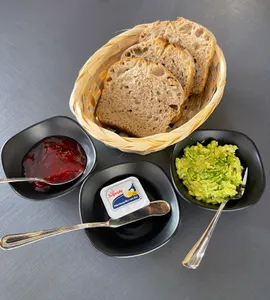 3 Tostadas palta mantequilla mermelada