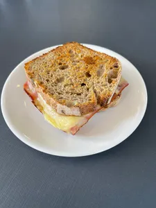 Sandwich jamón queso